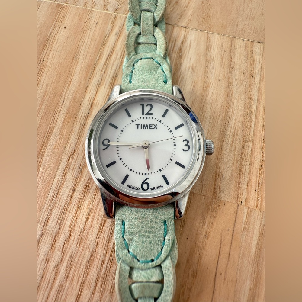 Timex ladies pale green leather strap watch NEW BATTERY